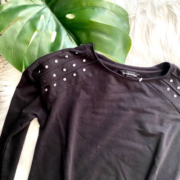 ⭐️ Rock & Republic Top - Picture 5 of 7
